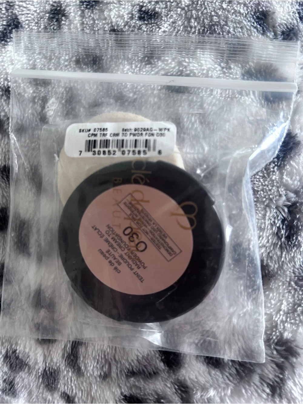 cle de peau Radiant Cream-To-Powder Foundation - Beige (030)